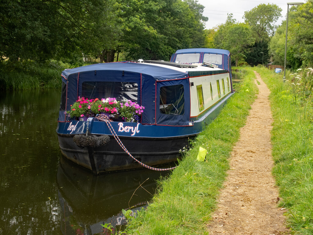 river-wey-navigation-narrow-boat-and-jim-osley-geograph