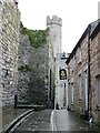 Twll yn y Wal / Hole in the Wall Street, Caernarfon