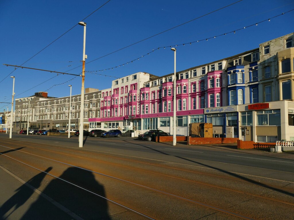 crescent-of-hotels-on-the-promenade-stephen-craven-geograph