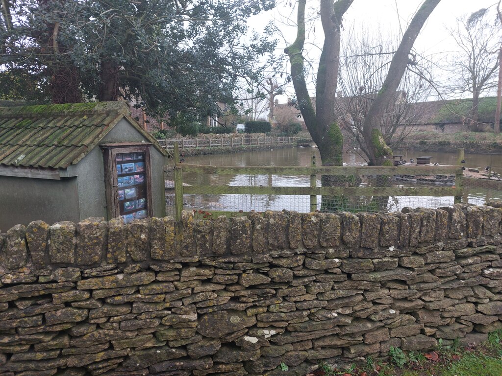 alderton-duck-pond-helenk-geograph-britain-and-ireland