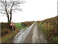 Heol yn agosau at groesffordd / Road approaches a crossroads