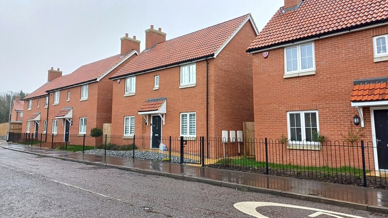 Modern houses on Arlesey Road, Henlow © David Martin :: Geograph ...