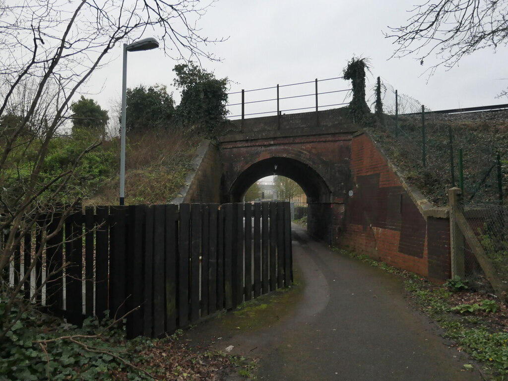 Divided underbridge, Winnersh Triangle... © Christine Johnstone ...