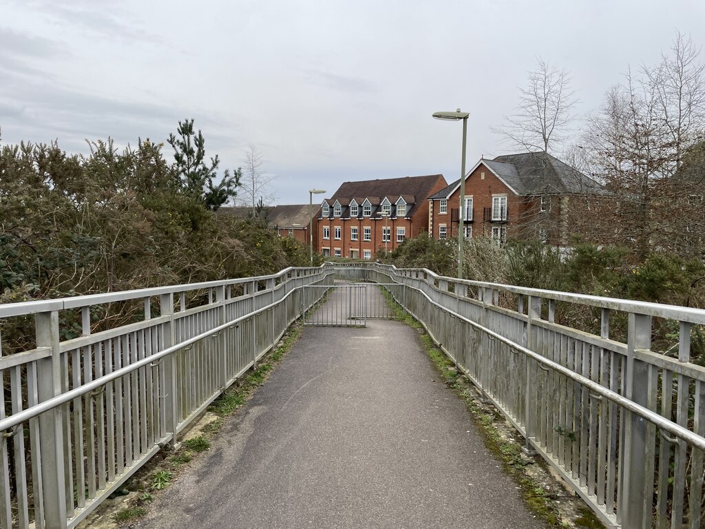 Footbridge into Elvetham Heath © Mr Ignavy :: Geograph Britain and Ireland