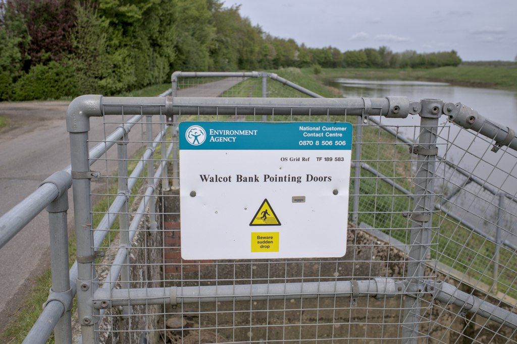 Sign for the sluice © Bob Harvey :: Geograph Britain and Ireland