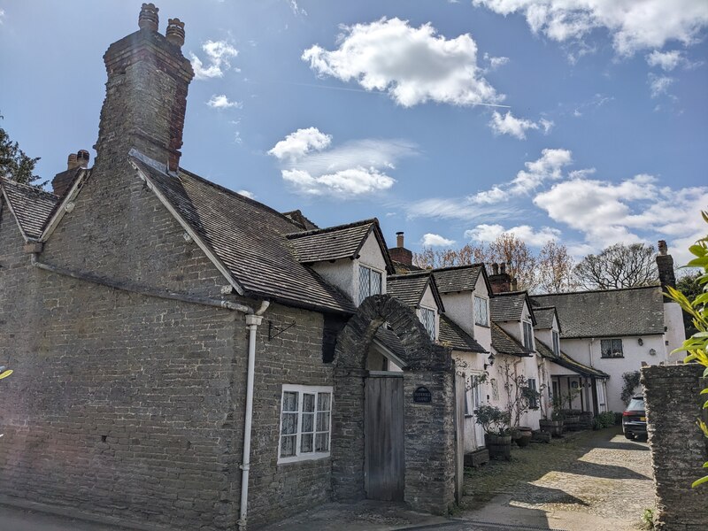 Bucknell Court © Fabian Musto :: Geograph Britain and Ireland