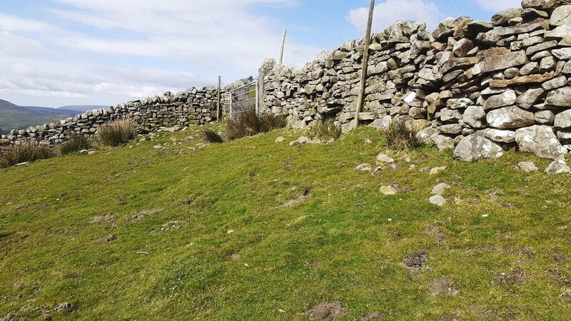 Dry stone wall running east from NE end... © Roger Templeman ...