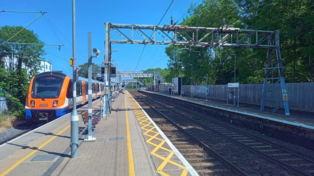 Cheshunt Railway station, looking north © Peter Whatley :: Geograph ...