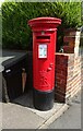 Elizabeth II postbox on Ladderedge, Leek