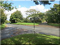 Arwydd fordd ar gyffordd T / Road sign at a T junction