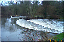 TQ0586 : River Colne: Crescent weirs at the difluence of Fray's River from the River Colne by Nigel Cox
