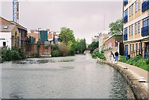 TQ3383 : Regent's Canal, Hoxton by Pierre Terre