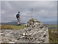 NM6787 : Cairn atop Sgurr an t-Sasunnaich by John Haynes