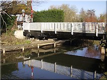 SU6470 : Sheffield Swing Bridge, Kennet and Avon Canal by Graham Horn