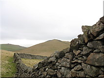 SH4047 : Farm boundary wall on the summit of Gyrn Goch by Eric Jones