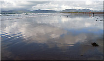 V6491 : Looking along Rossbeigh Beach by Linda Bailey