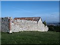 Wal gerrig ac ysgubor ar Ochr Penrhyn / Stone wall and barn on Penrhynside